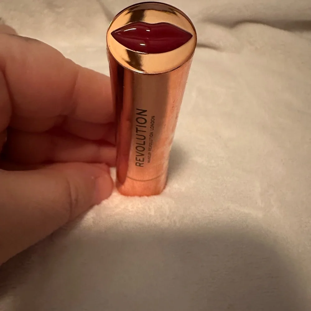 Revolution Satin Kiss‎ Lipstick Ruby Red